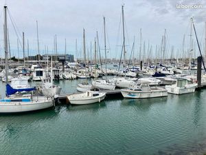 Boutique  local  bureau  zone commercial port des minimes