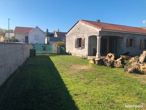 Maison de ville en plein-pied avec dépendances et grand terrain
