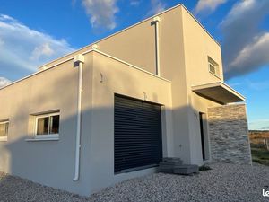 Maison récente à toit plat de 220 m2 dont 175 m2 habitable