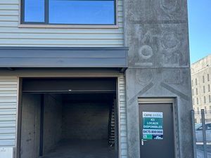 Local artisanal / industriel 130m2  évolutif 527m2 maximum  Valence sud location