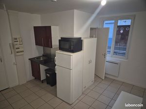 Studio meublé rénové 18 m2 - charges incluses - dispo immédiate