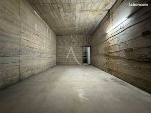 Parking/box 1 pièce 42 m²