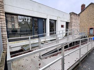 À LOUER – Local professionnel climatisé – 3 bureaux + 2 salles de consultation