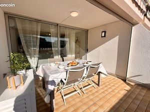 Studio Port Camargue proche mer et grande terrasse