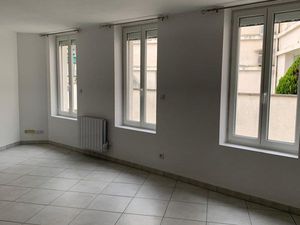 Barbezieux centre ville location maison F 2 avec garage