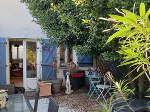 Maison de ville récente 4 chambres avec jardin