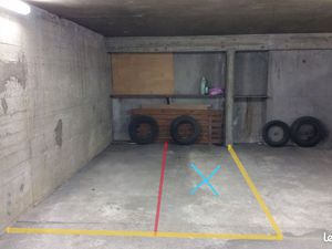 Paris 18 - Poteaux/Ruisseau : Place moto sécurisée