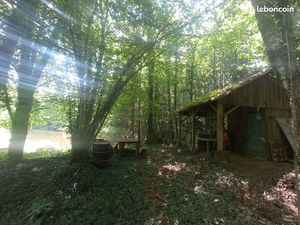 Terrain boisé avec étang et cabanon