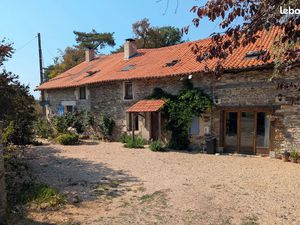 Maison renovée en deux parties sur 6 5 ha de près et bois  idéale permaculture / agritouri