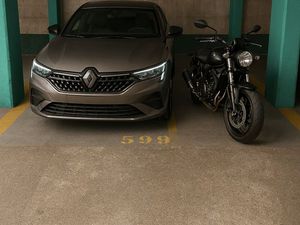 Très grande place de parking : possibilité de garer une voiture + une moto