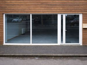 Local commercial 54 m² + mezzanine – Vitrine neuve – Quimper