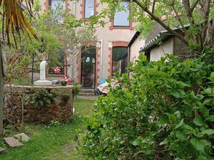 A VENDRE MAISON COUP DE CŒUR ATYPIQUE GRANDS VOLUMES AVEC STUDIO DE JARDIN CENTRE BOURG DE