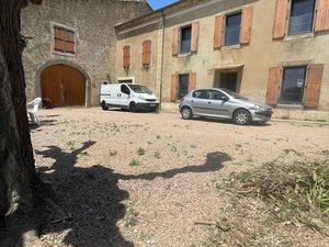 Maison en pierre bord de canal