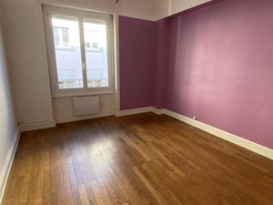 A deux pas de Bd Cx rousse et du métro ds imm.1950 au 2éme étage  68 m2 traversant  séjour