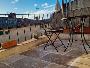 Studio dernier étage avec terrasse tropézienne – Vue toits & Écusson