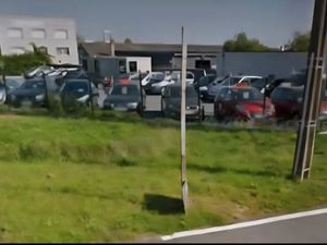 Terrain  parking  emplacement parc automobiles
