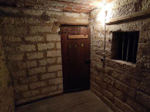 Local atelier cave saine et sécurisée centre ville MONTPELLIER avec prise de courant et él