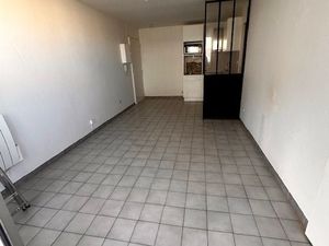 Sete a louer t2 avec terrasse et place de parking dans residence securisee