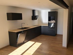 Maison en pierre avec jardin