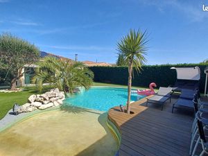 Grande et belle maison contemporaine de plain pied avec grand jardin et superbe piscine