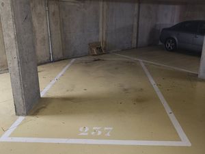 Grande place de parking en sous-sol sécurisé