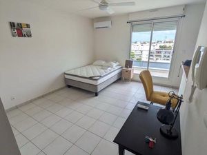 Studio entièrement meublé avec grande terrasse à Ste Clotilde