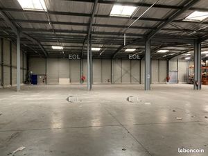 Local logistique 2 200 m²