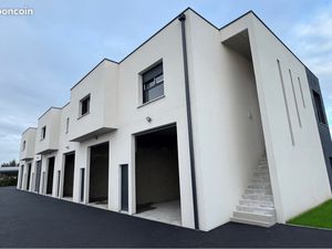 Entrepôt local dépôt proximité immédiate A10