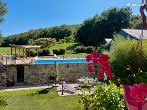 Maison de caractère avec grande piscine  jardin paysager et dépendances