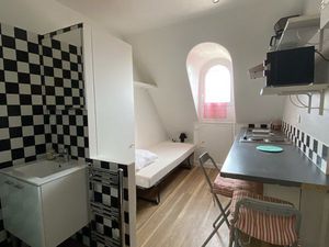 Chambre de bonne Meublée rennovée Parc Monceau