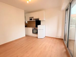 À la limite de Cannes et Le Cannet  proche du pont de Lyon  découvrez ce studio de 20 m² ;