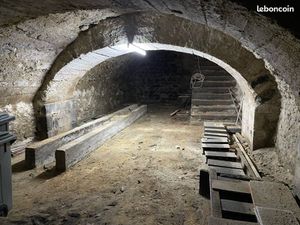 Location cave / dépôt – 80 m² – Sous-sol en pierre de Volvic avec accès RDC  bureau et san