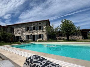 Ancienne ferme rénovée avec piscine