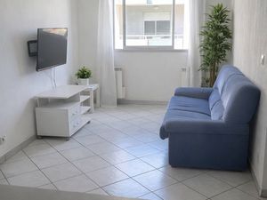 T3 quartier Alco Montpellier avec Tramway ligne 3 au pied