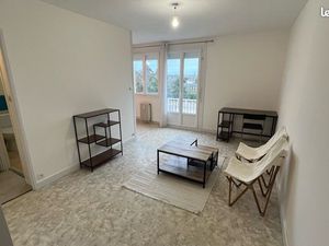 Studio meublé avec balcon  vue imprenable  place de parking et immeuble sécurisé en centre