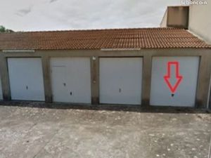 Loue garage situé à La Chaume (Sables D'olonne)■- Au sol 15 m².■- Grenier de 5m² (échelle 