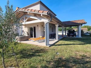 Villa recente avec grand terrain clos et dependance