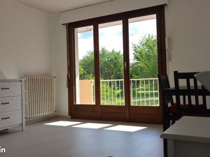 Proche église  meublé  balcon  parking