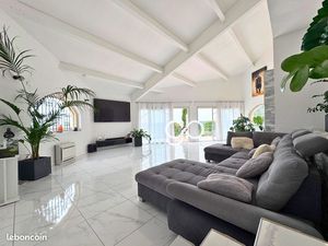 Villa 6 pièces 245 m²