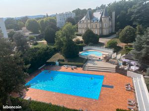 Vends appartement dernier étage vue piscine et château