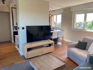 Beau studio traversant de 35 m²  entièrement rénové situé au 3ᵉ et dernier étage. Très lum