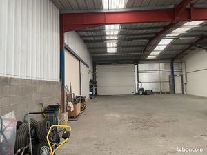 Hangar dépôt garage stockage 320 m2 dans une zone artisanale