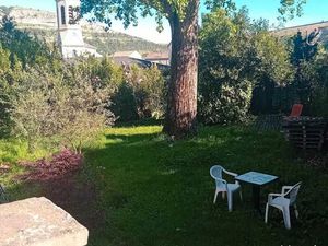 Villa avec jardin arboré et clôturé