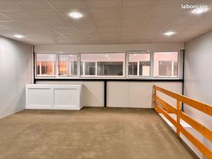 Local professionnel neuf entièrement aménagé et climatisé de 44 m²