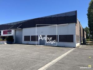 Local industriel 1 100 m²