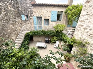 Maison de village cour interieur  studio indépendant