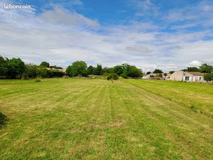 Terrain 3600m2 avec une partie constructible commune St Just Luzac Luzac