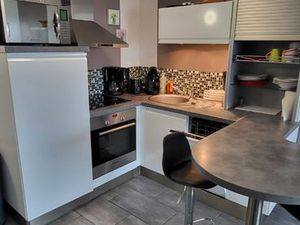 Grand studio cabine contemporain