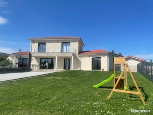 Maison contemporaine avec piscine et terrain paysagé de 1200 m²