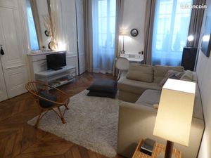 MEUBLE DE CHARME HYPERCENTRE T2bis 72 m2 LYON 2 quartier d’Ainay